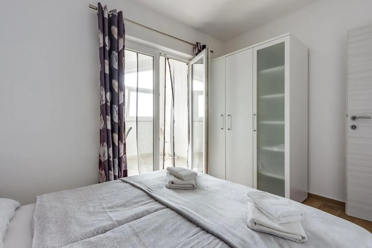 Apartments Jelena Rosini 0*,